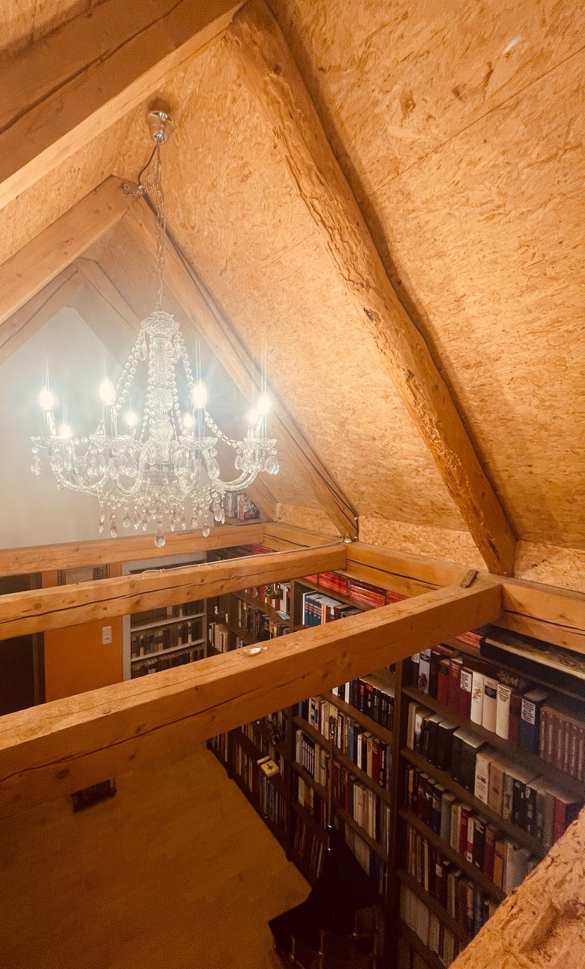 Blick von der Galerie in die Bibliothek mit Kronleuchter