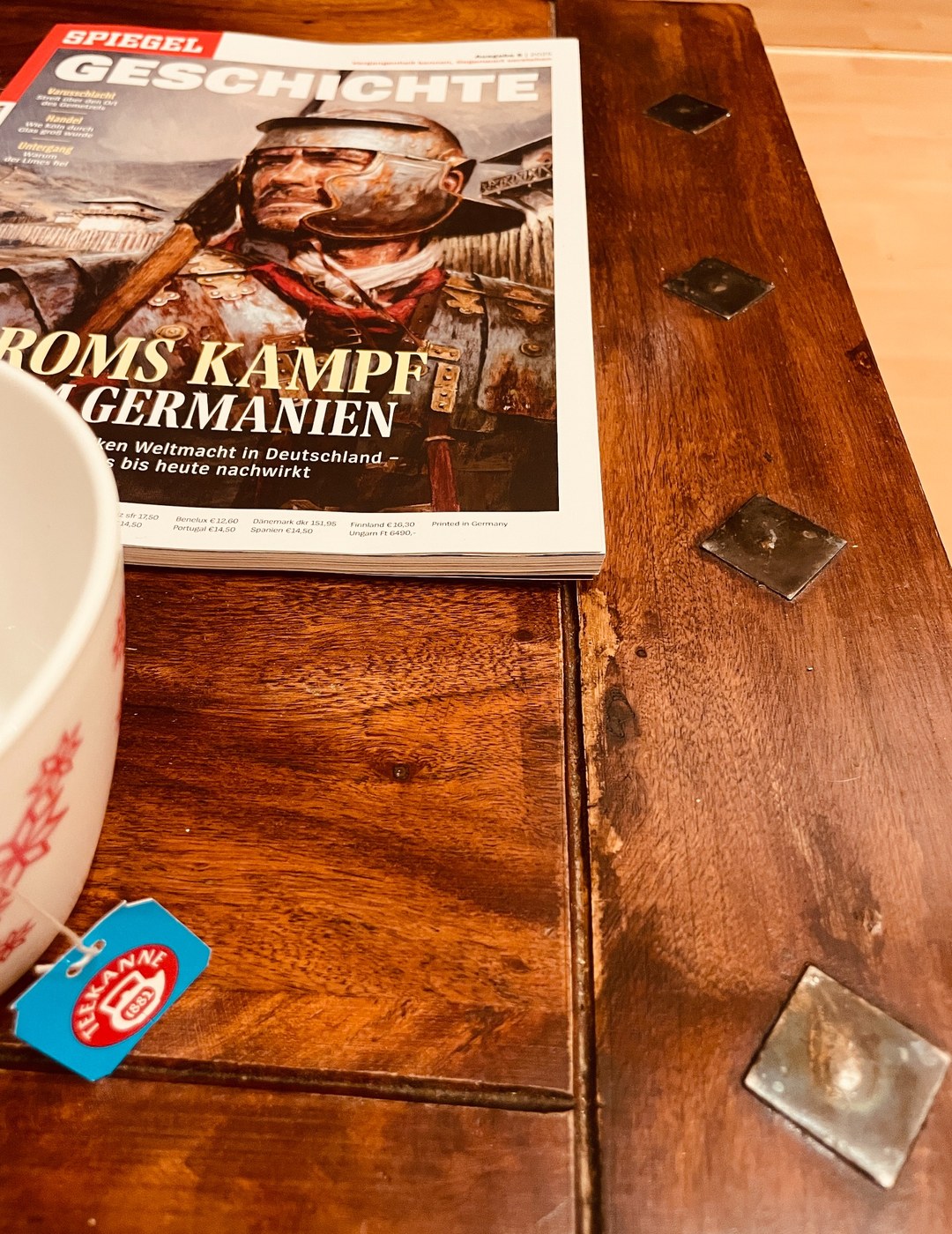 Geschichtslektüre auf einem Holztisch