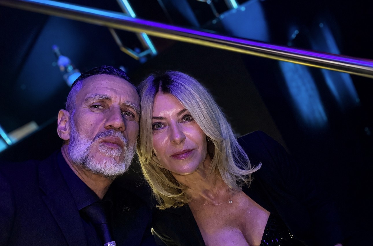 Jürgen Baur mit seiner Partnerin beim Ausgehen